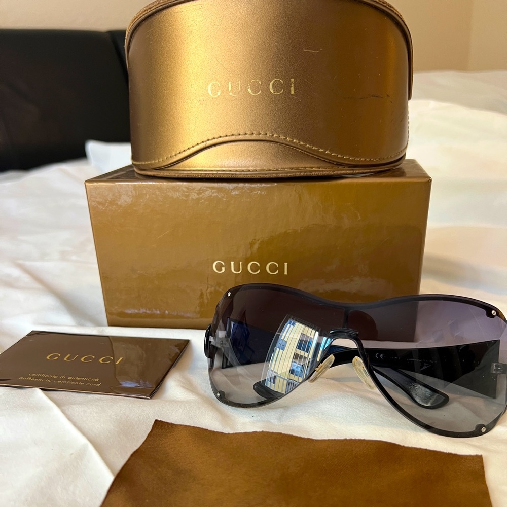 Gucci black Sunglasses w/Interlocking G Design
